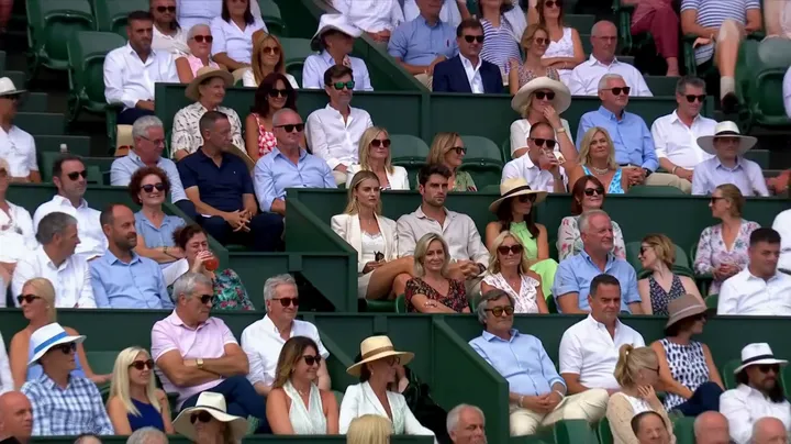 Tennis crowd reaction